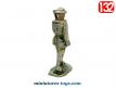 La figurine en métal du soldat anglais au pas par L.R au 1/32e