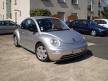 La voiture Volkswagen New Beetle gris métal en miniature au 1/43e