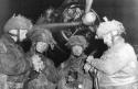 Un lot de 37 figurines de parachutistes anglais en 1944 par Airfix au 1/76e