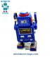 Le petit robot jouet bleu de style ancien vintage reproduit en métal