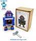 Le petit robot jouet bleu de style ancien vintage reproduit en métal