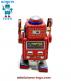 Le petit robot jouet rouge de style ancien vintage reproduit en métal