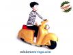 Le Scooter jaune a la jeune fille en miniature façon jouet ancien en métal