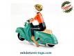 Le Scooter vert a la jeune fille en miniature façon jouet ancien en métal
