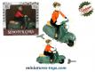Le Scooter vert a la jeune fille en miniature façon jouet ancien en métal