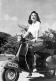 Le Scooter vert a la jeune fille en miniature façon jouet ancien en métal