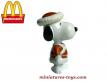 Une figurine de Snoopy Mac Donald's en tenue hivernale réalisée en plastique