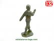 La figurine en métal d'un soldat français porte drapeau années 1950 au 1/32e