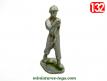 La figurine en métal d'un soldat français porte drapeau années 1950 au 1/32e