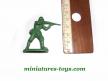 Un lot de 13 figurines militaires de petits soldats en plastique au 1/32e