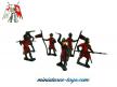 Un lot de 6 petits soldats moyenâgeux au 1/35e en plastique