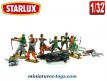Un lot de 14 petits soldats moyenâgeux Starlux en plastique au 1/32e incomplets
