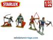 Un lot de 4 petits soldats moyenâgeux Starlux en plastique au 1/32e