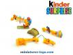 Un ensemble de 4 Super Girafes en figurines plastique par Ferrero Kinder Surprise