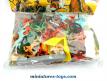 Un ensemble de cow-boys et indiens en figurines plastique au 1/32e