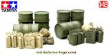 Un ensemble accessoires jerrycans bidons en miniature par Tamiya au 1/48e