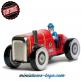 La voiture de course rouge réalisée en métal a la façon d'un jouet ancien